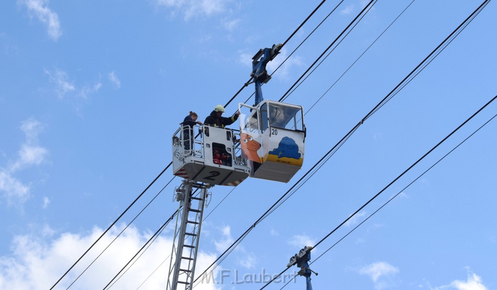 Koelner Seilbahn Gondel blieb haengen Koeln Linksrheinisch P126.JPG